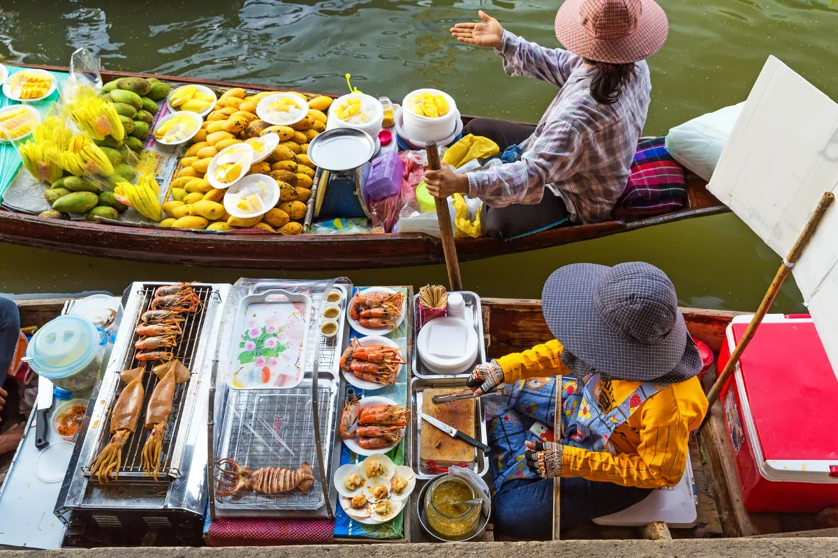 ตลาดน้ำอัมพวา สมุทรสงคราม
